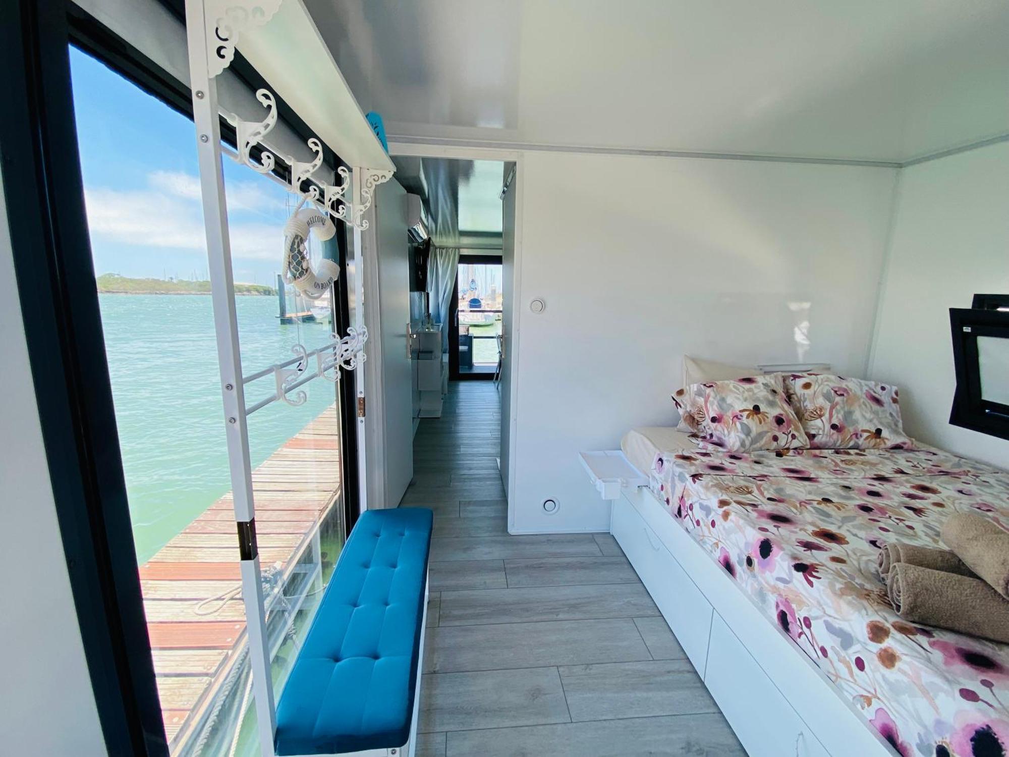 Botel Houseboat Cadiz El Puerto - Casa Flotante *